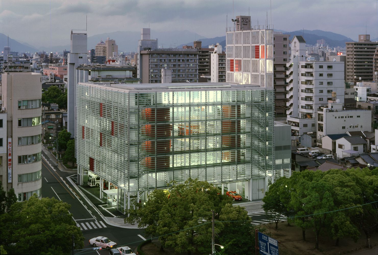 Estación de bomberos Hiroshima Nishi. Foto por: Tomio Ohashi