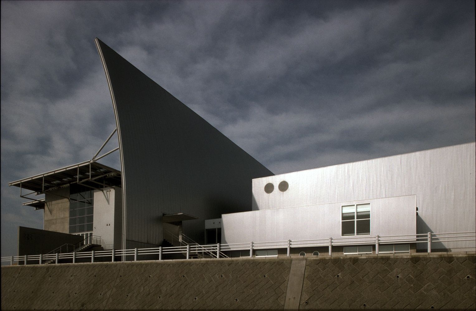 Escuela secundaria Iwadeyama. Foto por: Mitsumasa Fujitsuka